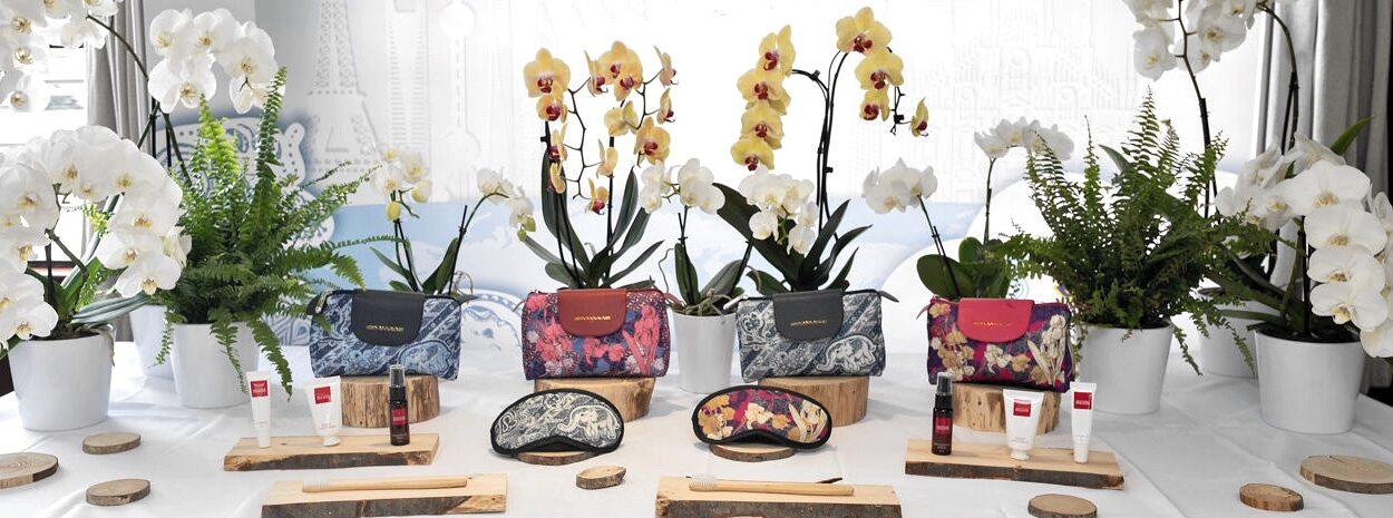Scopri il Thai 65° anniversario amenity kit: design esclusivo, comfort e cultura thailandese per un viaggio indimenticabile.