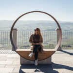 Scopri mostre e installazioni tra vigne e borghi nelle Langhe. Vivi l'arte e il vino con soggiorni unici da UVE Rooms & Wine Bar.