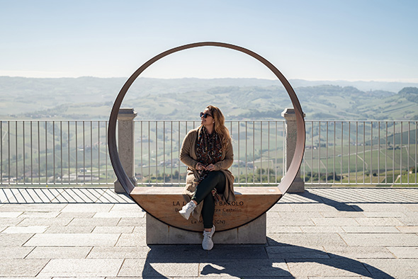 Scopri mostre e installazioni tra vigne e borghi nelle Langhe. Vivi l'arte e il vino con soggiorni unici da UVE Rooms & Wine Bar.