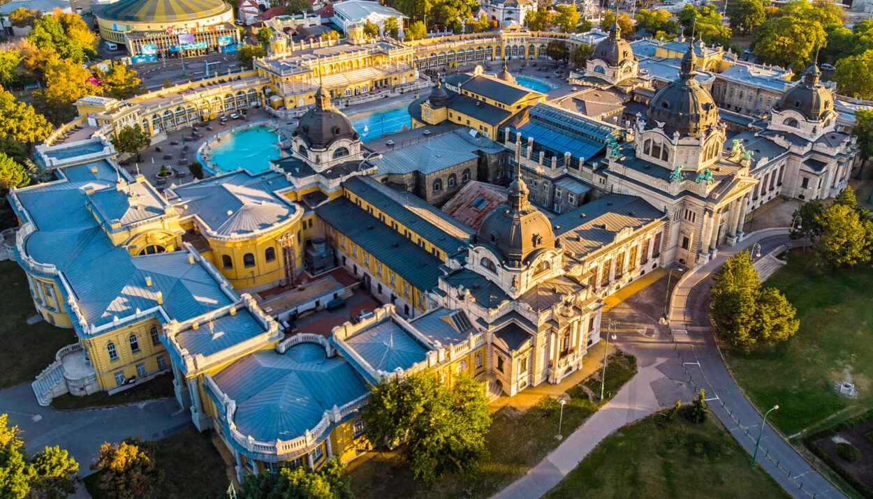 Budapest d’estate è relax, terme e avventure sul Danubio. Una vacanza diversa, tra benessere e divertimento per tutta la famiglia.