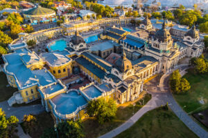 Budapest d’estate è relax, terme e avventure sul Danubio. Una vacanza diversa, tra benessere e divertimento per tutta la famiglia.