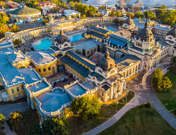 Budapest d’estate è relax, terme e avventure sul Danubio. Una vacanza diversa, tra benessere e divertimento per tutta la famiglia.