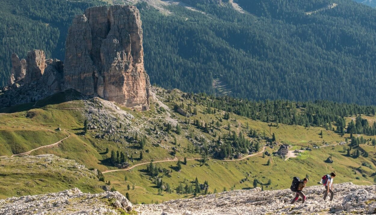 Scopri l’estate 2025 a Cortina d’Ampezzo: sentieri panoramici, slow trekking e itinerari family-friendly, aspettando le Olimpiadi 2026.