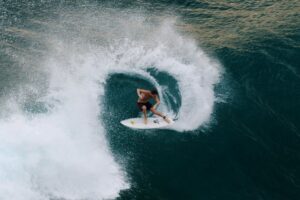 Scopri il Surfing Champions Trophy 2025 alle Maldive con 7 giorni tra onde perfette, lusso esclusivo e leggende del surf internazionale.