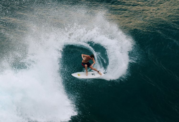 Scopri il Surfing Champions Trophy 2025 alle Maldive con 7 giorni tra onde perfette, lusso esclusivo e leggende del surf internazionale.
