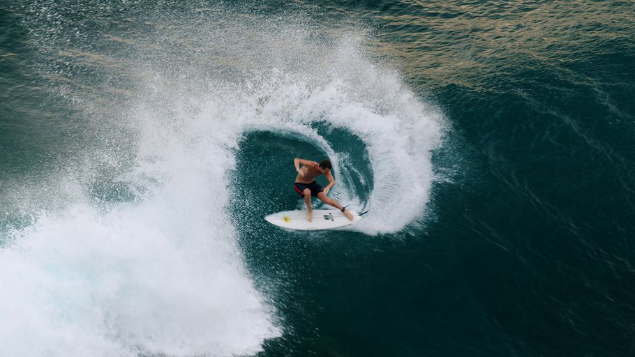 Scopri il Surfing Champions Trophy 2025 alle Maldive con 7 giorni tra onde perfette, lusso esclusivo e leggende del surf internazionale.