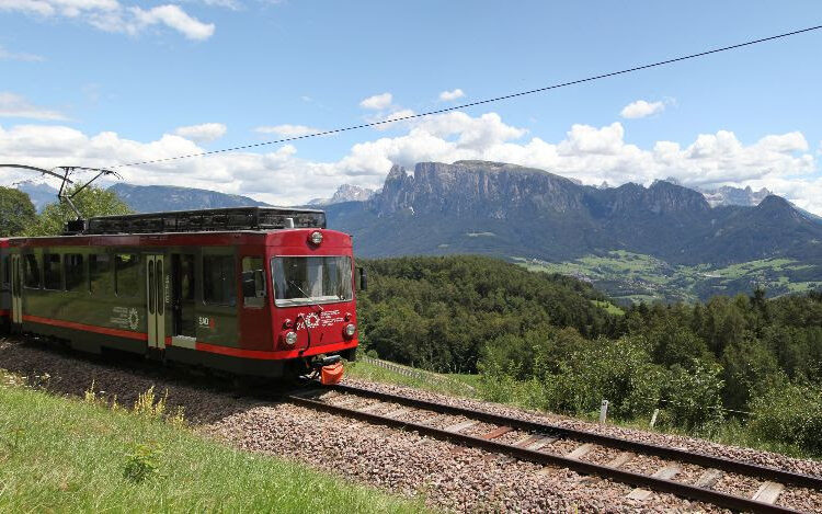 Scopri le meraviglie dell’Altopiano del Renon col Trenino storico: paesaggi mozzafiato, passeggiate nella natura e sapori autentici!