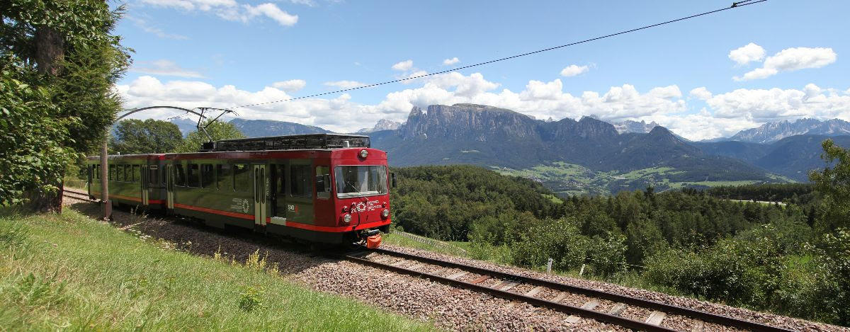 Scopri le meraviglie dell’Altopiano del Renon col Trenino storico: paesaggi mozzafiato, passeggiate nella natura e sapori autentici!