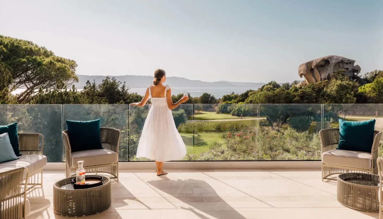 Sport, relax e gourmet al 7Pines Resort, tra tennis, yoga e mare cristallino, vivi una vacanza sportiva in Sardegna!