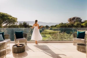 Sport, relax e gourmet al 7Pines Resort, tra tennis, yoga e mare cristallino, vivi una vacanza sportiva in Sardegna!