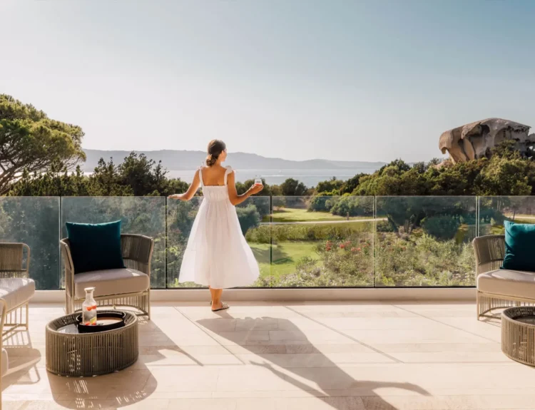 Sport, relax e gourmet al 7Pines Resort, tra tennis, yoga e mare cristallino, vivi una vacanza sportiva in Sardegna!