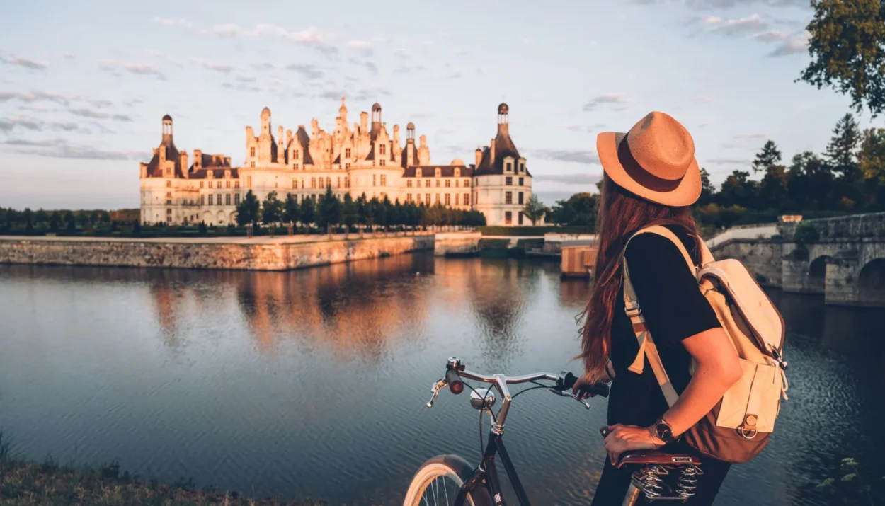 Scopri i migliori itinerari per il cicloturismo in Francia tra natura, cultura e sapori. Parti ora per un viaggio slow e autentico!