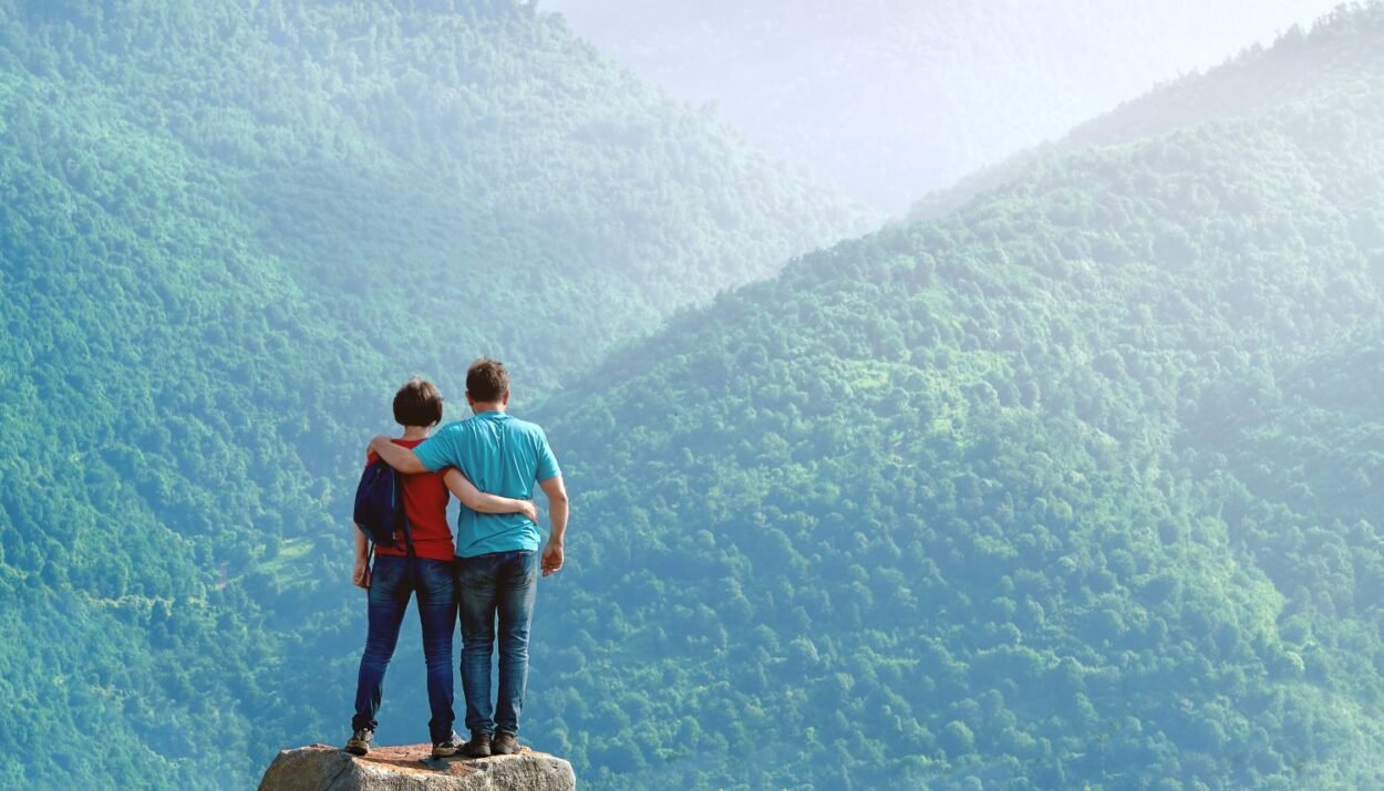 Chi sceglie di scoprire l’Armenia a piedi entra in contatto con un mondo fatto di silenzi, ospitalità genuina e percorsi poco battuti.