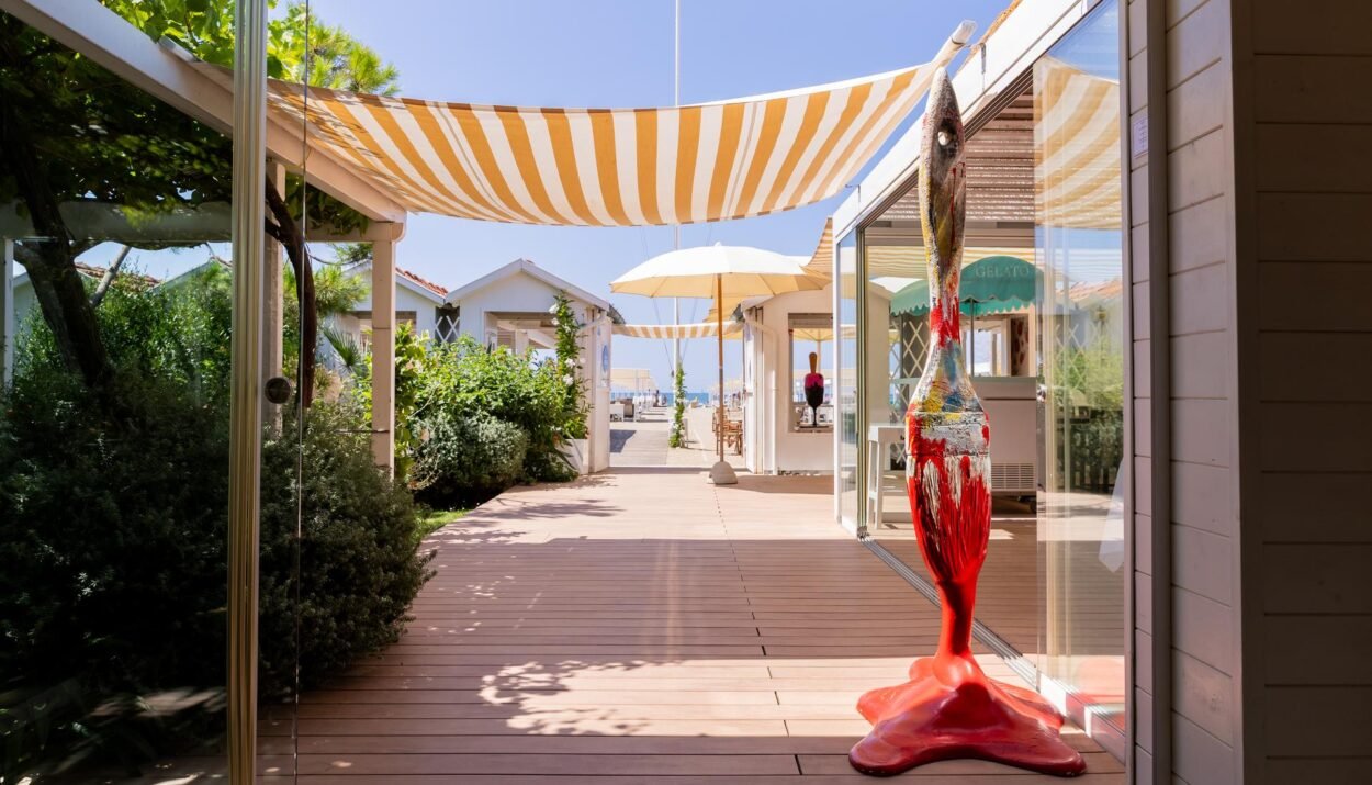 Deodato Arte colora il Bagno Dalmazia, lo stabilimento balneare esclusivo dell’hotel Principe Forte dei Marmi