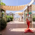 Deodato Arte colora il Bagno Dalmazia, lo stabilimento balneare esclusivo dell’hotel Principe Forte dei Marmi