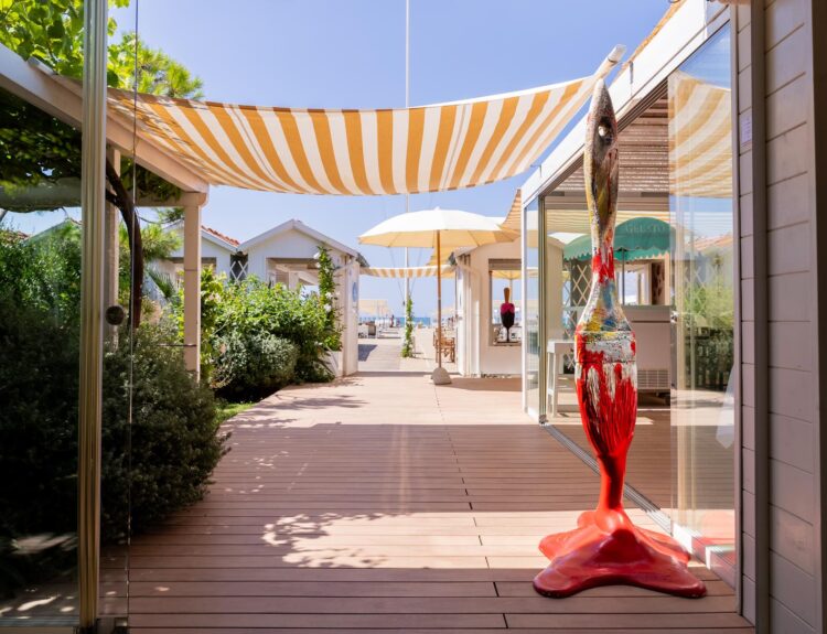Deodato Arte colora il Bagno Dalmazia, lo stabilimento balneare esclusivo dell’hotel Principe Forte dei Marmi