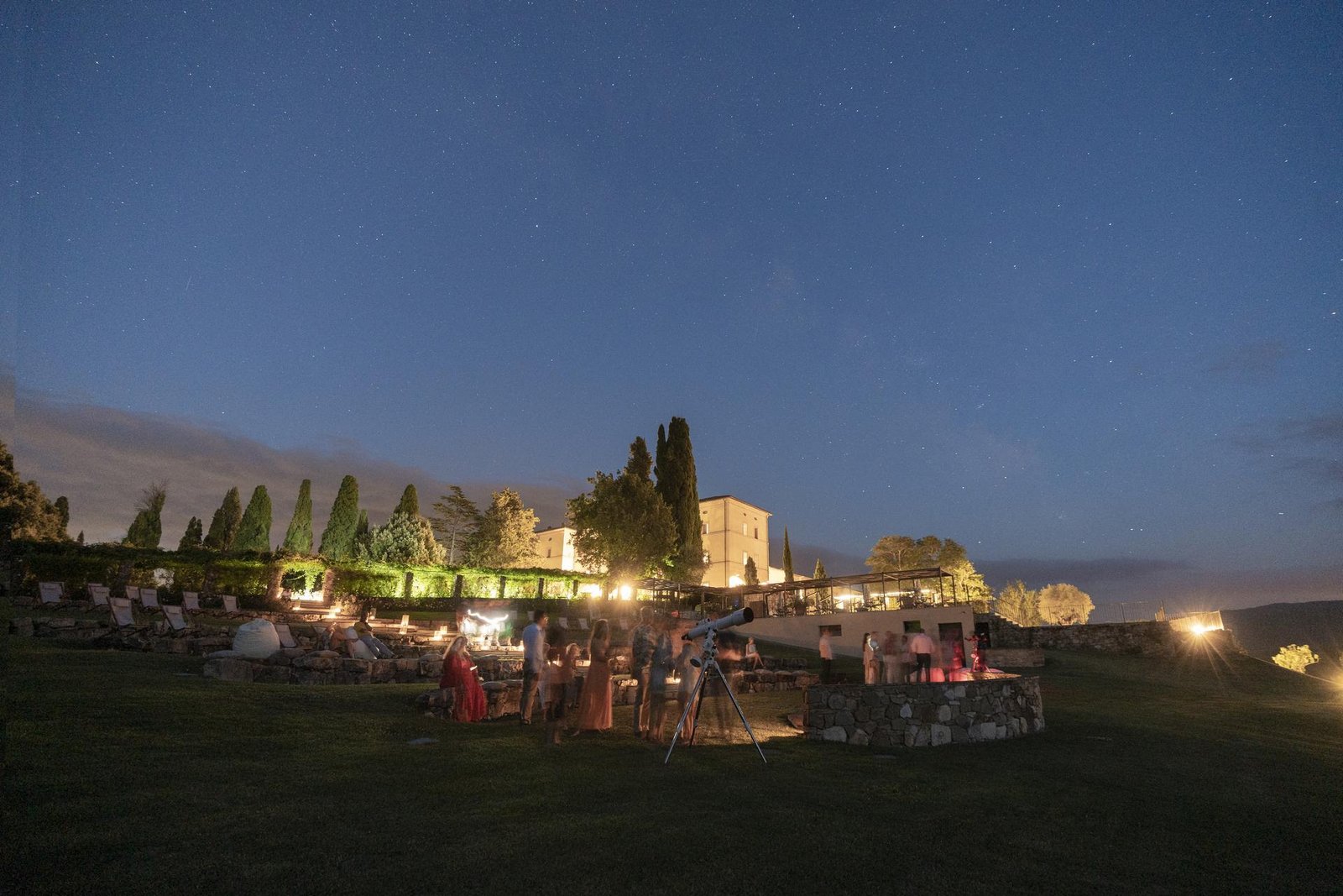 Estate sotto le stelle al Castello di Casole. Nei mesi estivi la dimora storica apre le sue porte a esperienze indimenticabili.