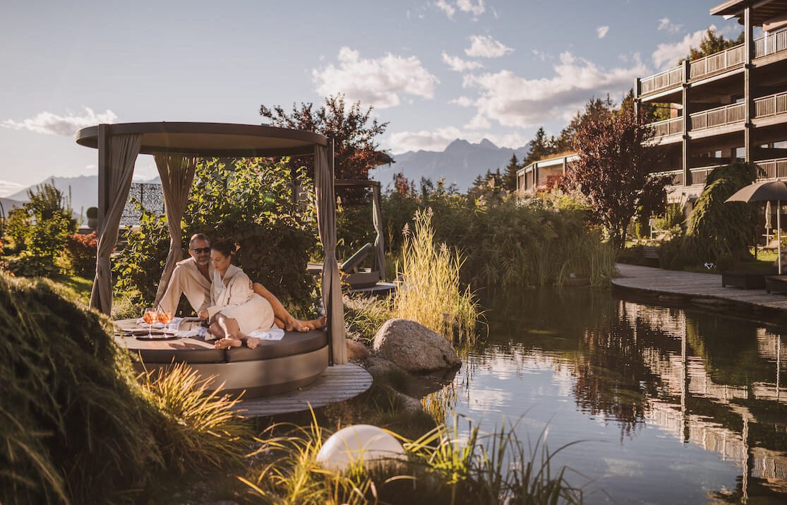 Scopri l’autunno all’Hotel Chalet Mirabell: spa, trekking e relax di lusso tra i boschi di Avelengo. Prenota ora e rigenerati nella natura!