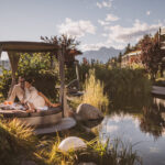 Scopri l’autunno all’Hotel Chalet Mirabell: spa, trekking e relax di lusso tra i boschi di Avelengo. Prenota ora e rigenerati nella natura!