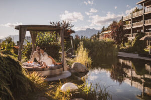 Scopri l’autunno all’Hotel Chalet Mirabell: spa, trekking e relax di lusso tra i boschi di Avelengo. Prenota ora e rigenerati nella natura!
