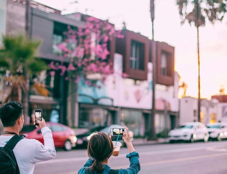 Scopri come vivere la città con lo smart tourism ed in maniera sostenibile nel 2025 con app, itinerari green e tecnologia intelligente.