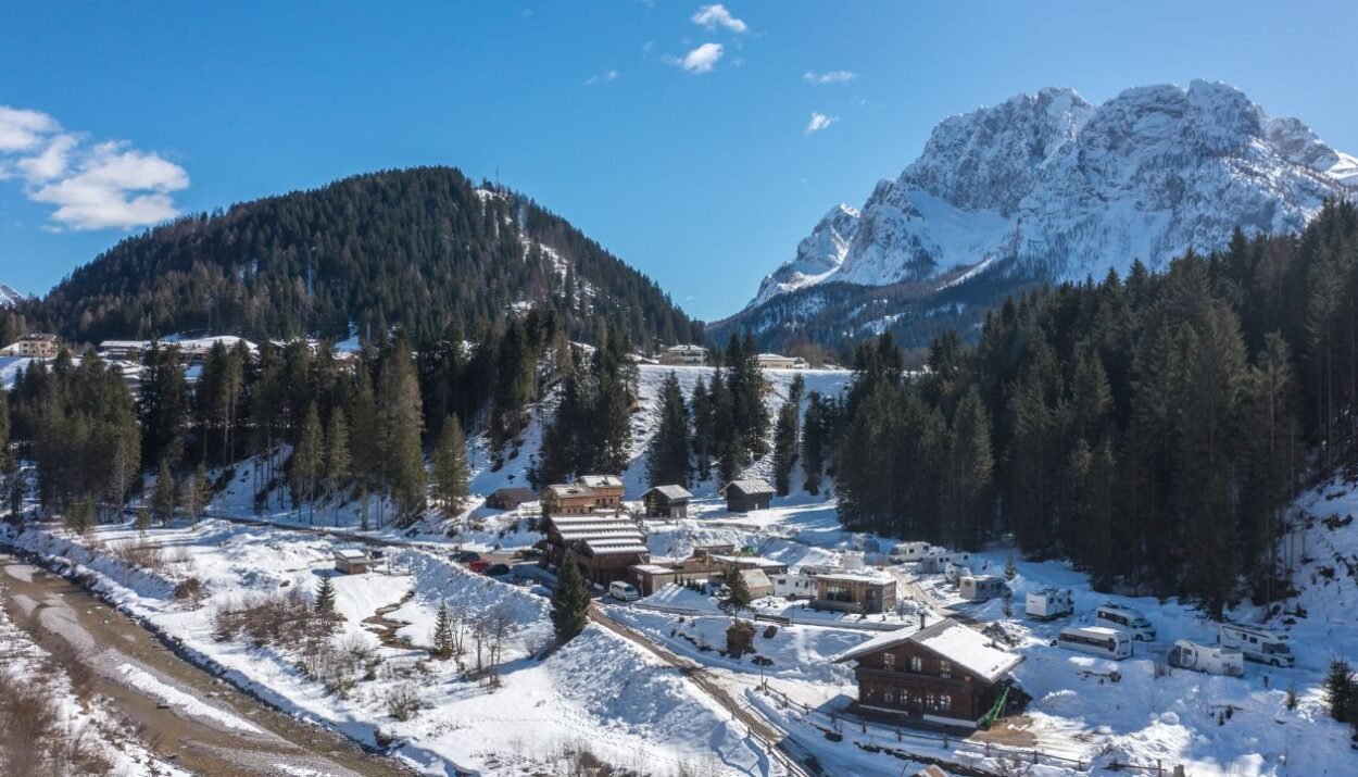 Eirl Dolomites Retreat Sappada offre chalet, glamping e relax tra le Dolomiti. Un’oasi autentica per rigenerarsi nella natura alpina.