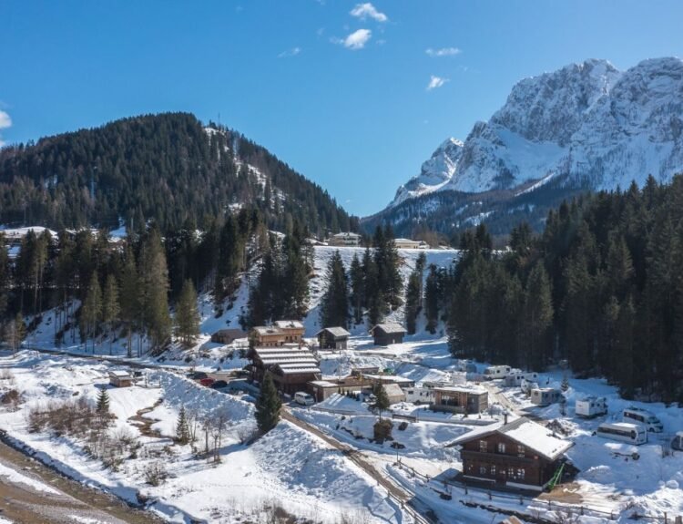 Eirl Dolomites Retreat Sappada offre chalet, glamping e relax tra le Dolomiti. Un’oasi autentica per rigenerarsi nella natura alpina.