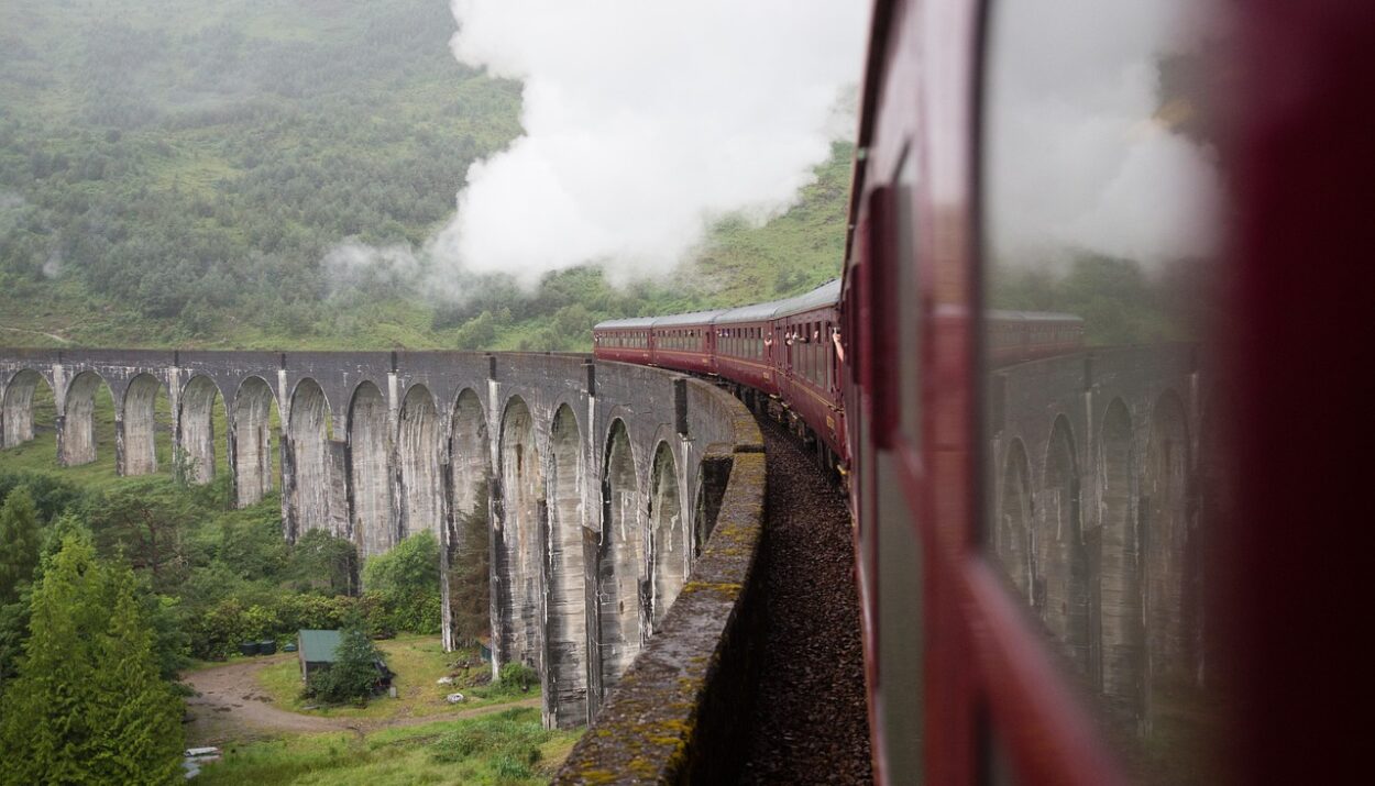 Cinque viaggi in treno a settembre tra borghi, natura e tradizioni: esperienze autentiche lontano dal turismo di massa. Parti ora!
