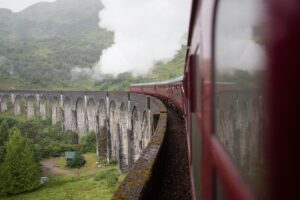 Cinque viaggi in treno a settembre tra borghi, natura e tradizioni: esperienze autentiche lontano dal turismo di massa. Parti ora!