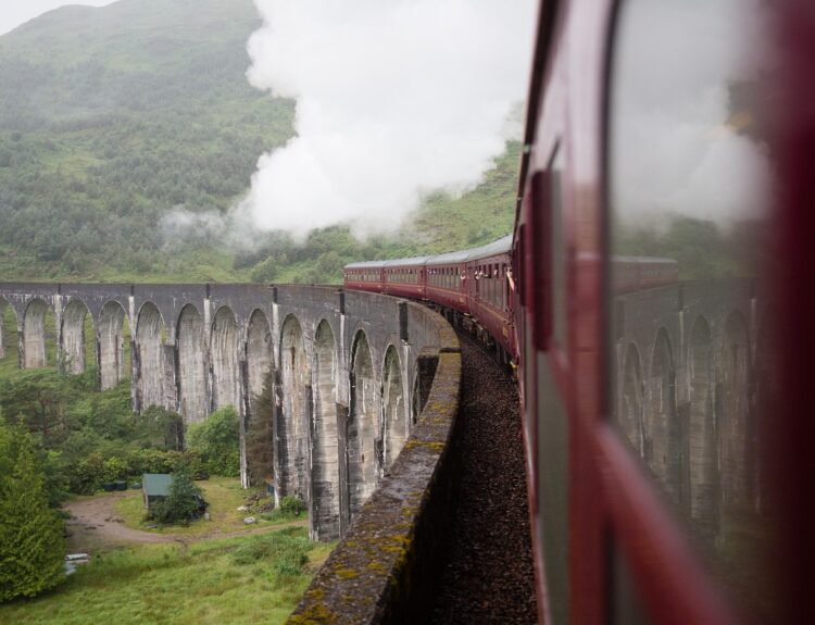 Cinque viaggi in treno a settembre tra borghi, natura e tradizioni: esperienze autentiche lontano dal turismo di massa. Parti ora!