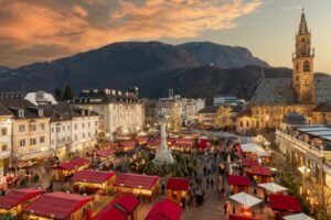 Vivi la magia del Mercatino di Natale di Bolzano 2025: luci, sapori, eventi e artigianato in un’atmosfera unica. Non perderlo!