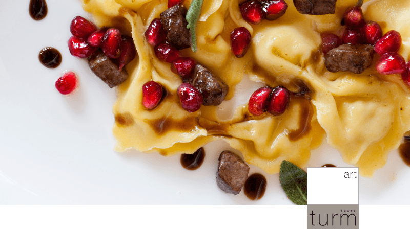 Al Romantik Hotel Turm di Fiè allo Sciliar l’esperienza gastronomica è molto più di una semplice cena: è una celebrazione dei sensi.