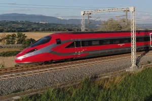 Il nuovo dynamic pricing Trenitalia premia chi prenota prima: viaggia sui Frecciarossa a prezzi più bassi - ViaggiareNews