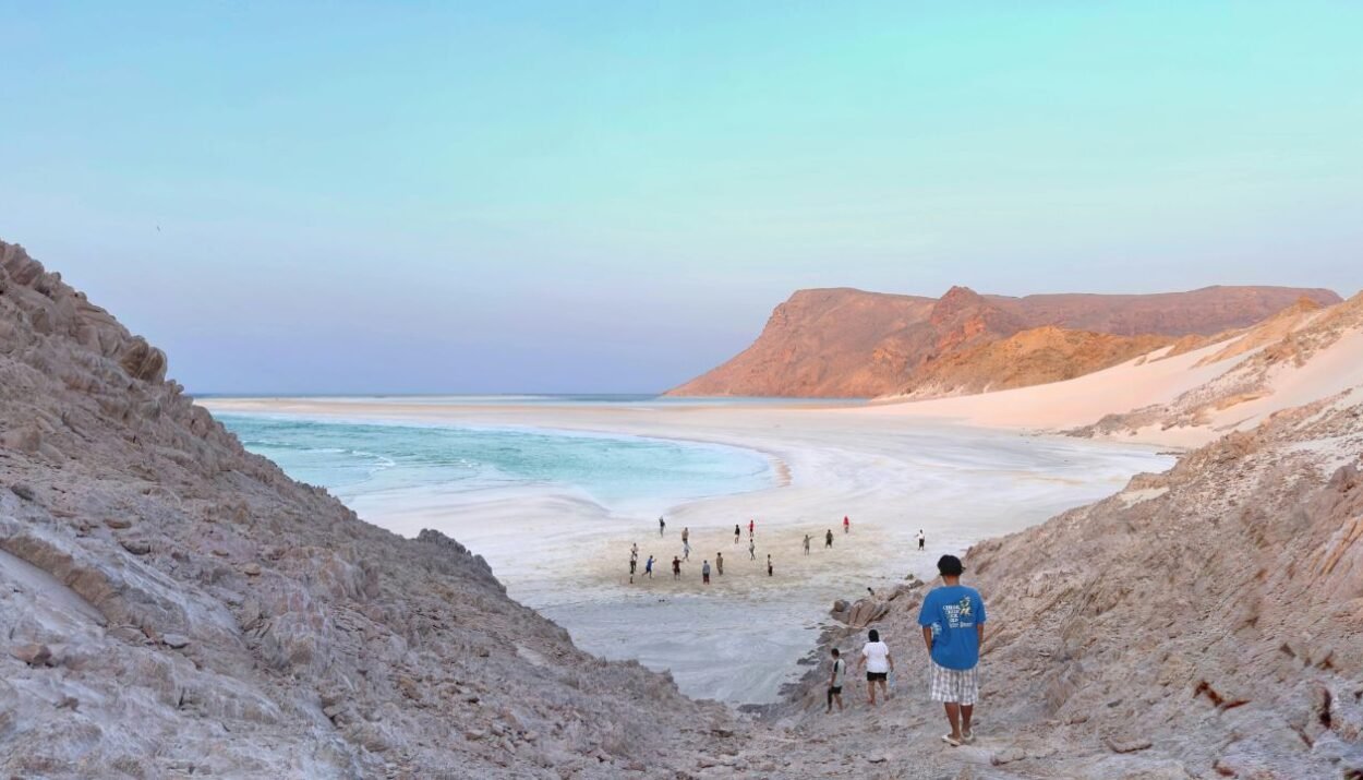 Scopri Socotra, l’isola dello Yemen con paesaggi unici e biodiversità rara. Un viaggio autentico fuori dal tempo! ViaggiareNews
