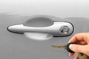 Scopri come noleggiare un’auto in aeroporto risparmiando, evitando truffe e scegliendo l’opzione più adatta al tuo viaggio. - Viaggiarenews