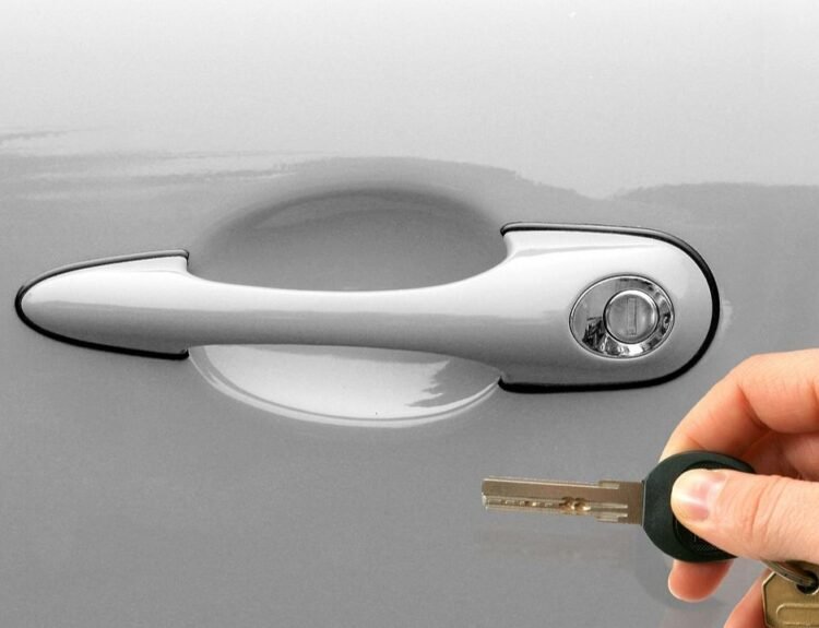 Scopri come noleggiare un’auto in aeroporto risparmiando, evitando truffe e scegliendo l’opzione più adatta al tuo viaggio. - Viaggiarenews