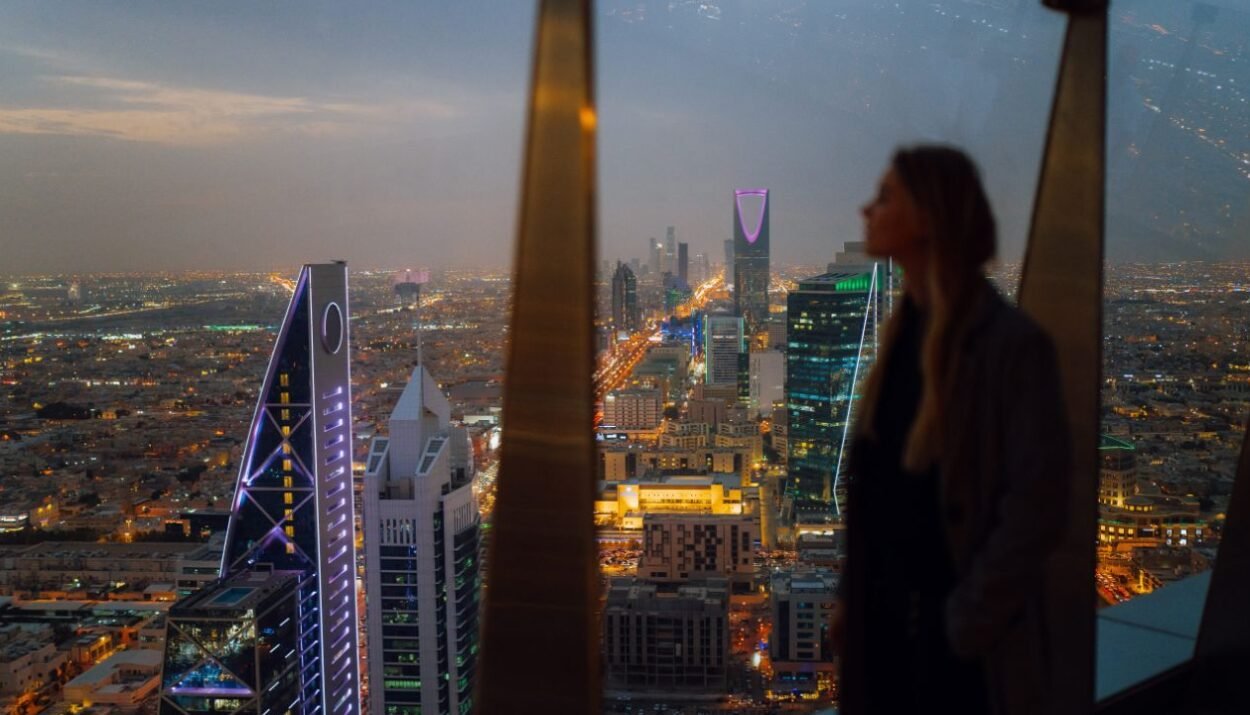 Vivi Riyadh tra sport, cultura e avventura nel deserto dell'Arabia Saudita. Una città sorprendente che unisce tradizione e innovazione. Viaggiarenews