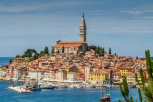 Croazia in primavera: scopri cosa vedere ad aprile tra città UNESCO, isole, laghi e borghi. Idee perfette per un viaggio.