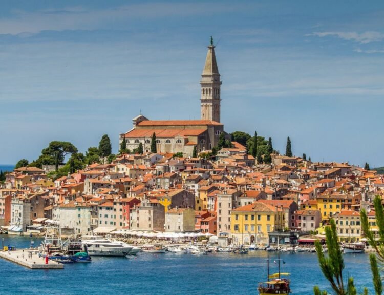 Croazia in primavera: scopri cosa vedere ad aprile tra città UNESCO, isole, laghi e borghi. Idee perfette per un viaggio.