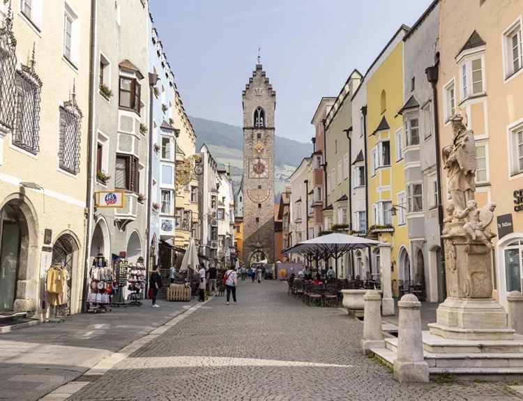 Primavera a Vipiteno: tra mercatini storici e sci all’alba