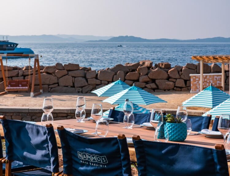 Nammos e l’estate mediterranea tra Sardegna e Costa Azzurra