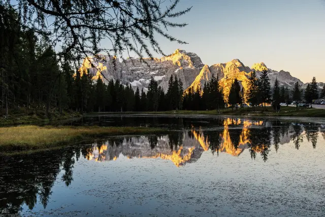 Foliage nelle Dolomiti: il viaggio d’autunno tra laghi, boschi e Tre Cime
